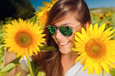 Ayçiçeği arasındaki genç güzel kadın