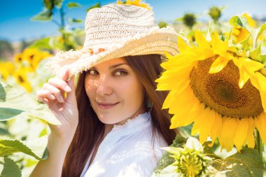 Ayçiçeği arasındaki genç güzel kadın