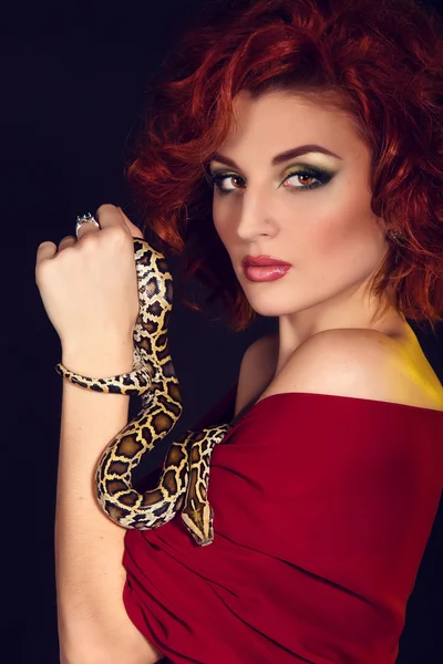 Portrait of Beautiful Woman in studio with dangerous snake — ストック写真