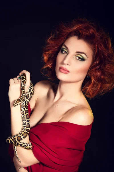 Retrato de la hermosa mujer en el estudio con serpiente peligrosa —  Fotos de Stock