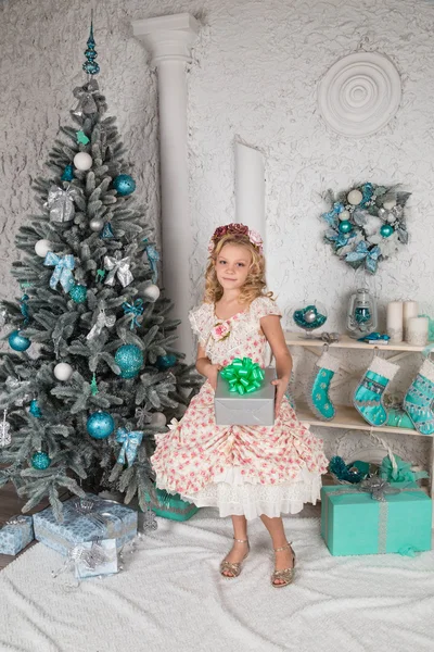 Yeni yıl ağacı yakınındaki küçük kız — Stok fotoğraf
