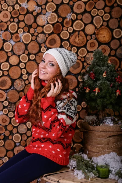Atractiva joven en un tiro de moda de invierno con una gorra blanca de lana, un suéter de lana rojo —  Fotos de Stock