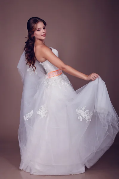 Beautiful bride posing in her wedding day — Stock Photo, Image