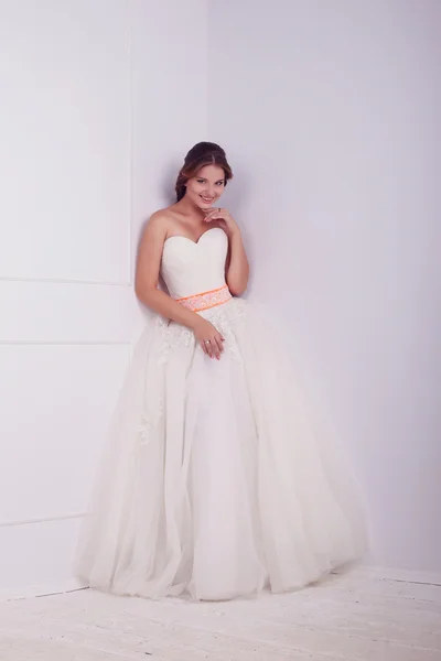 Beautiful bride posing in her wedding day — Stock Photo, Image