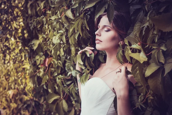 Bella sposa posa nel giorno del suo matrimonio — Foto Stock