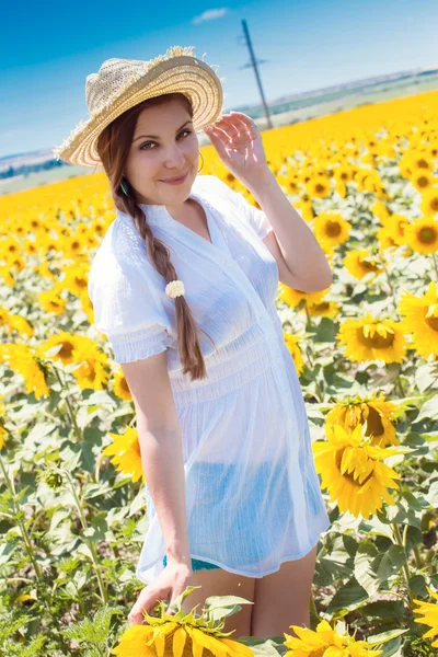 Jovem mulher bonita entre girassóis — Fotografia de Stock