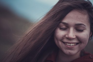 mutlu genç çift winter Park açık havada fun.family sahip. aşk