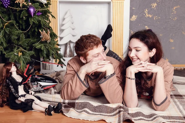 Jovem feliz sorrindo casal casual luz quente — Fotografia de Stock