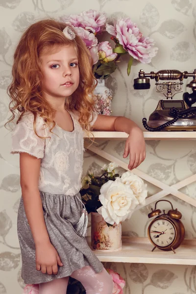 Słodkie dziecko dziewczynka z wiosennych kwiatów, szczęśliwa dziewczynka z koszem kwiatów. — Zdjęcie stockowe