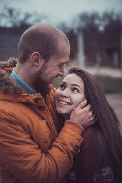 Jovem casal feliz no Parque de Inverno se divertindo. Família ao ar livre. amor — Fotografia de Stock