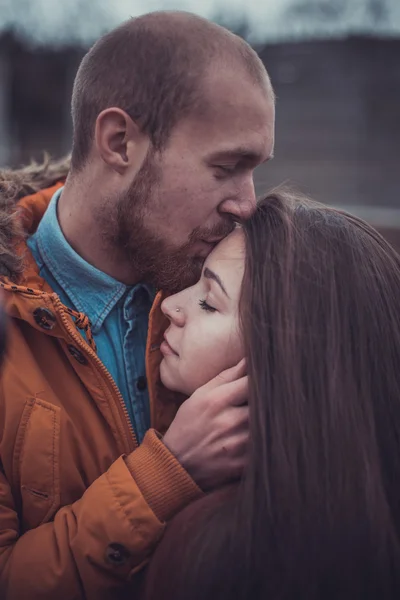 Pareja joven y feliz en el Parque de Invierno divirtiéndose. amor —  Fotos de Stock