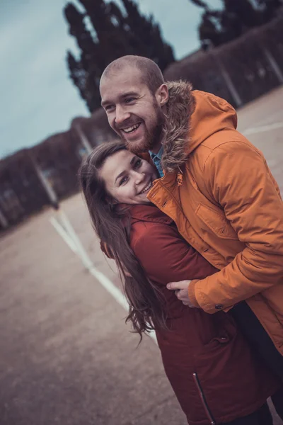 Щасливі молодий пара в парку зимових весело. Сім'ї на відкритому повітрі. Кохання — стокове фото