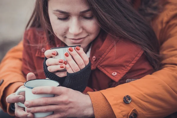 Pareja joven y feliz en el Parque de Invierno divirtiéndose. amor — Foto de Stock