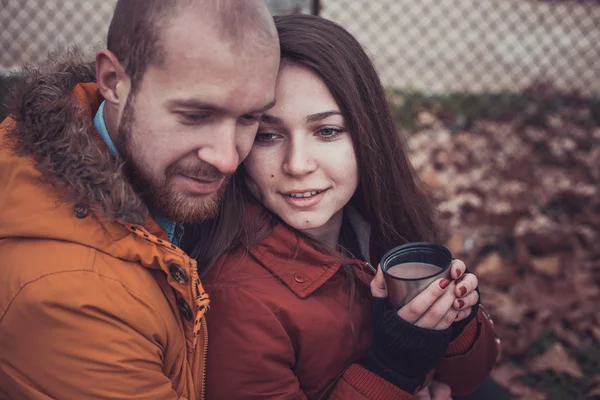 Pareja joven y feliz en el Parque de Invierno divirtiéndose. amor —  Fotos de Stock