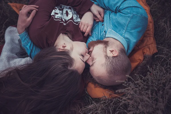 Jovem casal feliz no Parque de Inverno se divertindo. Família ao ar livre. amor — Fotografia de Stock