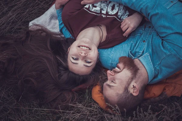 Glückliches junges Paar im Winterpark mit Spaß.Familie im Freien. Liebe — Stockfoto