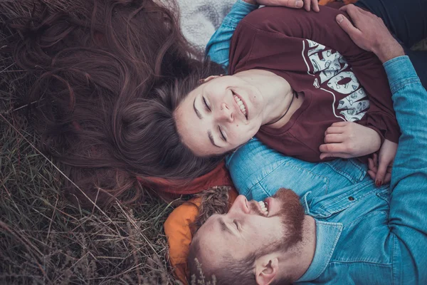 Glückliches junges Paar im Winterpark mit Spaß.Familie im Freien. Liebe — Stockfoto