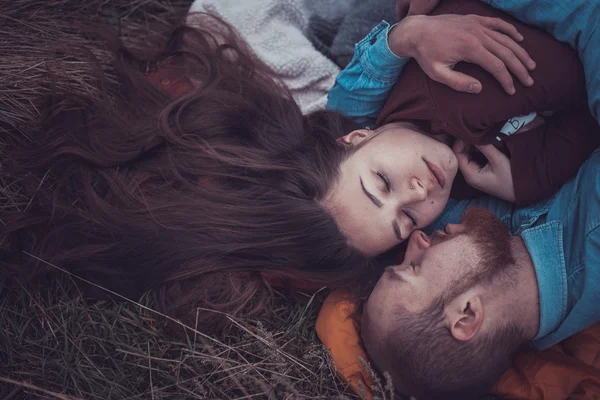 Happy Young Couple in Winter Park having fun.Family Outdoors. love — Stock Photo, Image