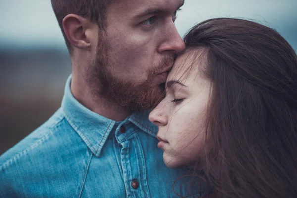 Jovem casal feliz no Parque de Inverno se divertindo. Família ao ar livre. amor — Fotografia de Stock