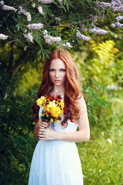 Bella sposa dai capelli rossi all'aperto — Foto Stock