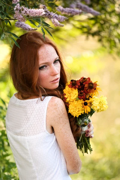 Beautiful redhair bride outdoors — Stock Photo, Image