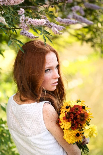 Beautiful redhair bride outdoors — Stock fotografie