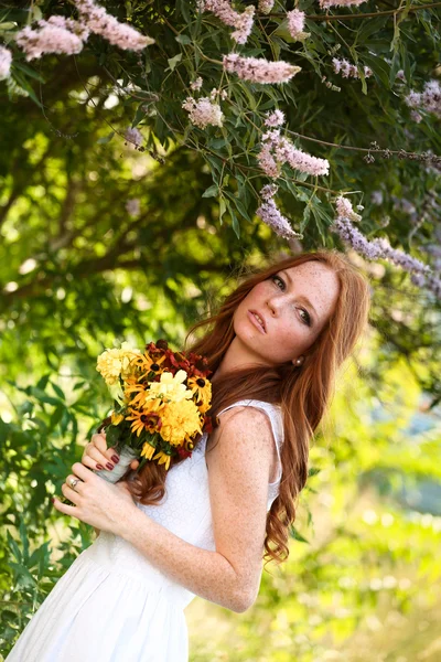 Beautiful redhair bride outdoors — Stock Photo, Image