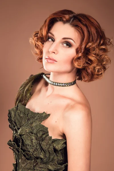Όμορφη γυναίκα με ξανθά μαλλιά στην στρατιωτική ένδυση μόδας — Φωτογραφία Αρχείου
