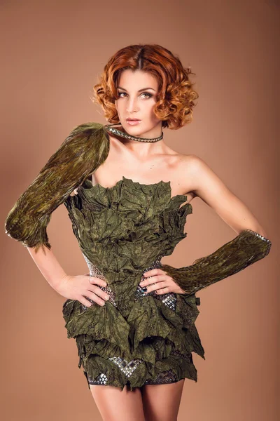 Hermosa mujer con cabello rubio en ropa militar de moda — Foto de Stock