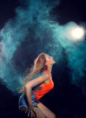 Renkli toz saçlarını sondaki kızla