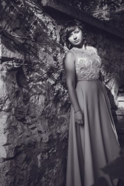 bir sokakta yürürken şehrin güzel kadın vardır