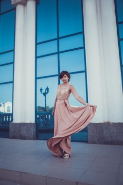 bir sokakta yürürken şehrin güzel kadın vardır