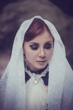 bir kadın bir vintage elbise peri parkta bir prenses gibi