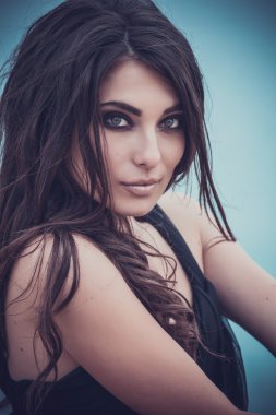 Güzel genç bir kadının portresi.