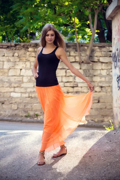 Belle femme de la ville a la marche sur une rue — Photo