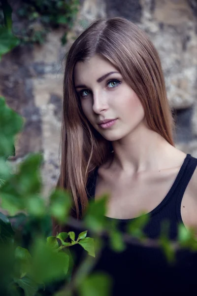 Belle femme de la ville a la marche sur une rue — Photo