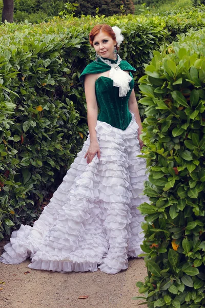 Uma mulher como uma princesa em um vestido vintage no parque de fadas — Fotografia de Stock