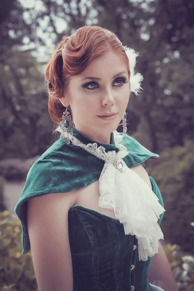 Eine Frau wie eine Prinzessin im Vintage-Kleid im Märchenpark — Stockfoto