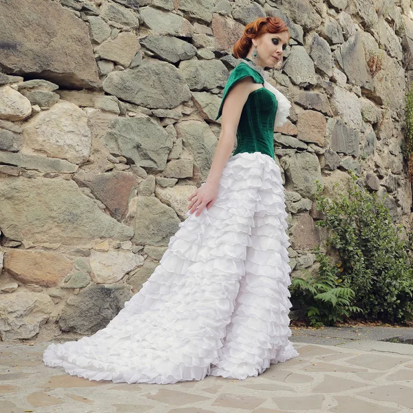 Uma mulher como uma princesa em um vestido vintage no parque de fadas — Fotografia de Stock