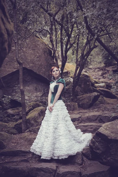 Una donna come una principessa in un abito vintage nel parco delle fate — Foto Stock