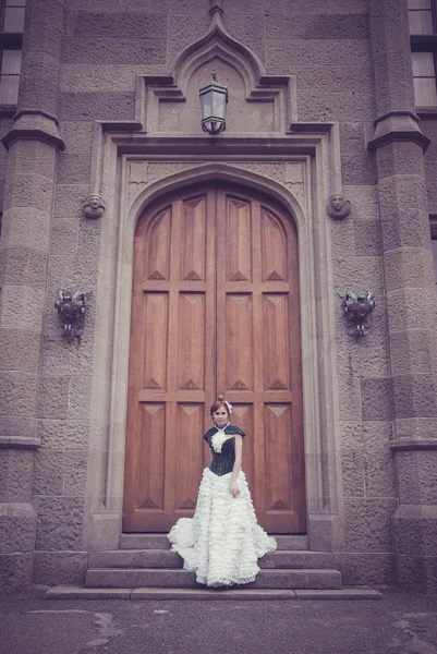 Uma mulher como uma princesa em um vestido vintage no parque de fadas — Fotografia de Stock