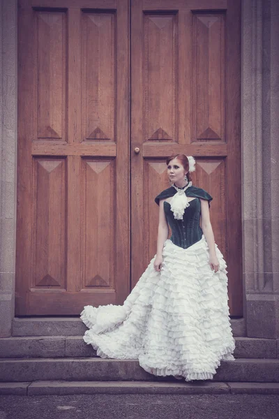 Uma mulher como uma princesa em um vestido vintage no parque de fadas — Fotografia de Stock