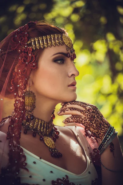 Mulher indiana jovem bonita em roupas tradicionais — Fotografia de Stock