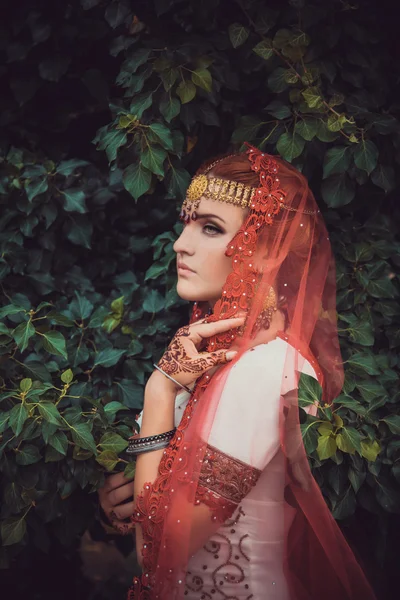 Beautiful young indian woman in traditional clothing — Stock Photo, Image