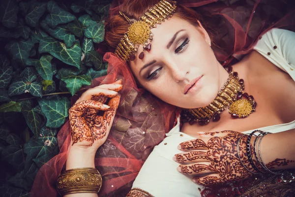 Mulher indiana jovem bonita em roupas tradicionais — Fotografia de Stock