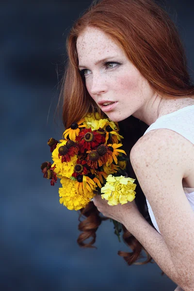 Beautiful redhair bride outdoors — Stok fotoğraf