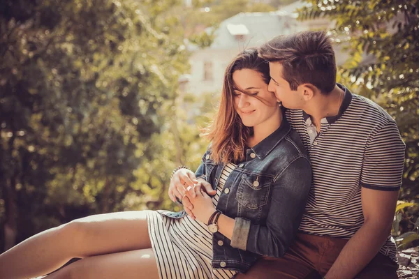 Jovem elegante casal bonito — Fotografia de Stock