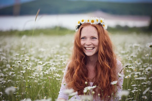 Schöne Frau genießt Feld, Harmoniekonzept — Stockfoto