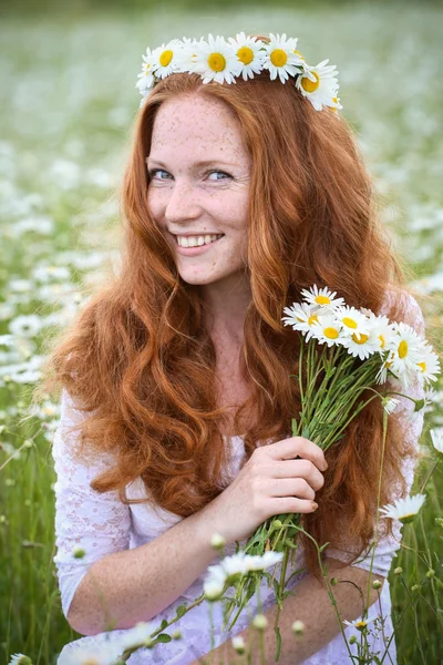 Beautiful woman enjoying field, harmony concept — Stock Photo, Image