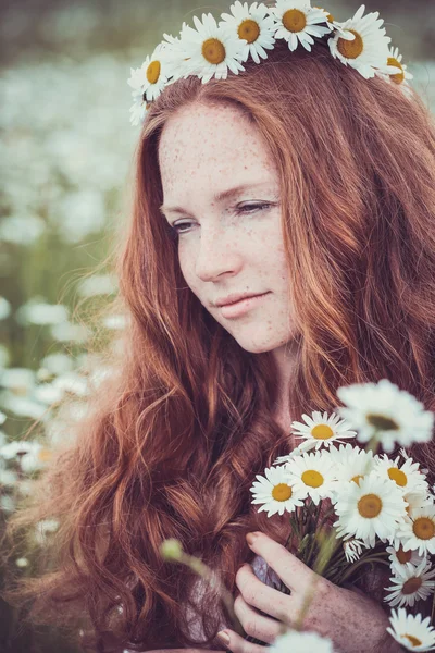 Mulher bonita desfrutando de campo, conceito de harmonia — Fotografia de Stock